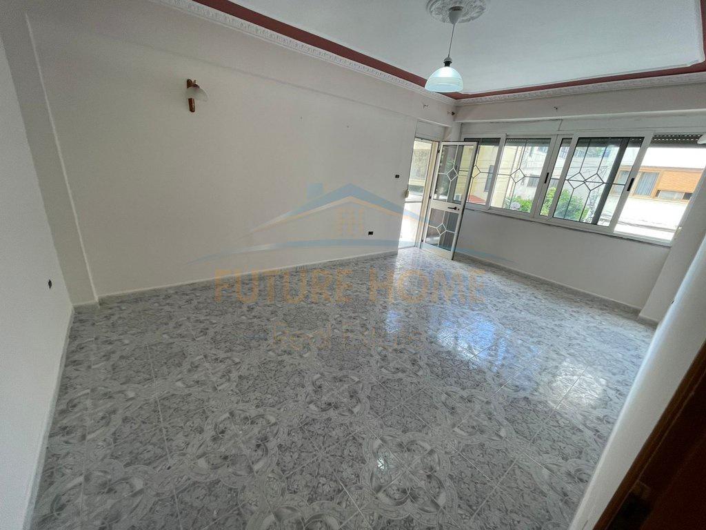 0696044406 Appartamento 2+1+2 Balcone, Pallati Sportit
