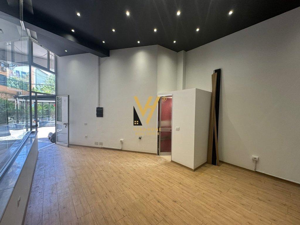 Affitto locale di 27 m² in via Barrikadave