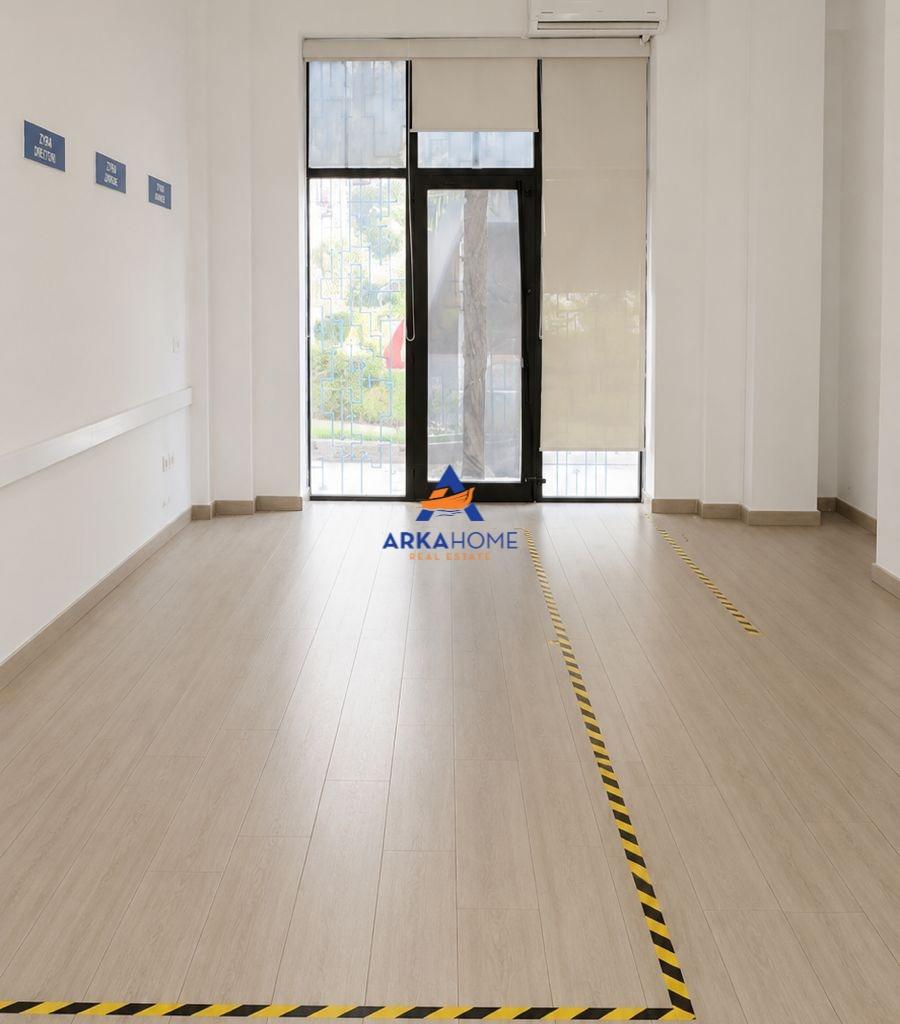 Locale commerciale in affitto vicino alla strada, 90.7 m² "Comune di Paris"