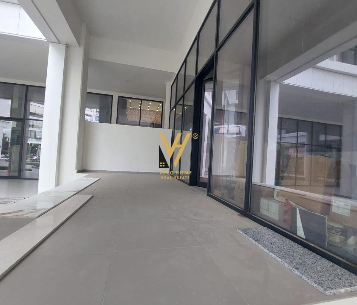 Affitto negozio di 100 m² con vetrina nel comune di Parisit