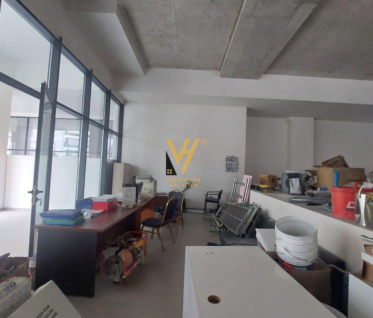 Affitto negozio di 100 m² con vetrina nel comune di Parisit
