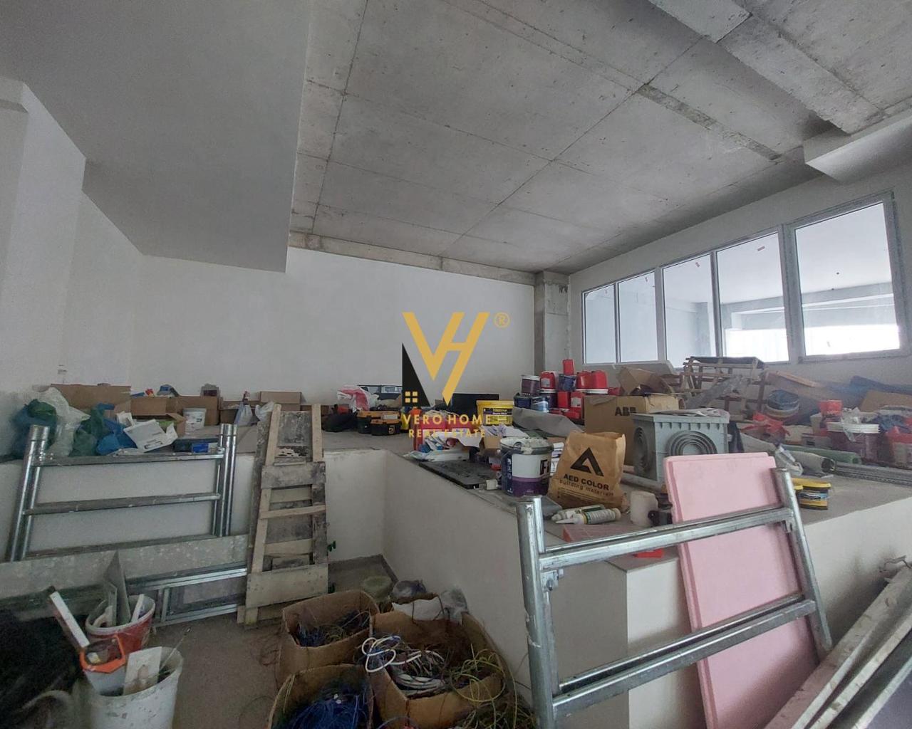 Affitto negozio di 100 m² con vetrina nel comune di Parisit