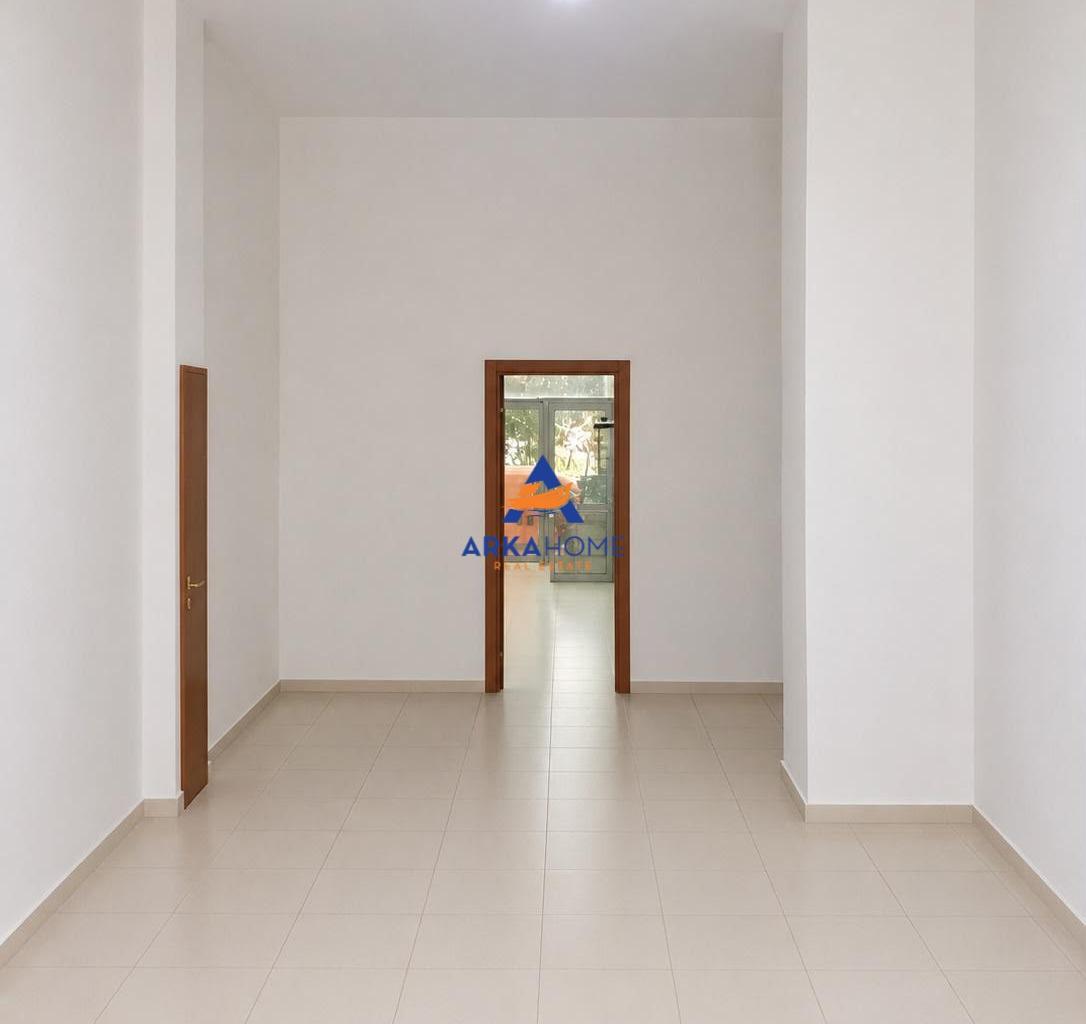 VENDESI COMMERCIALE DI 88M2 "IN VICINANZA AL MERCATO ELETTRICO, VICINO ALLA CLINICA GLOZHENI"