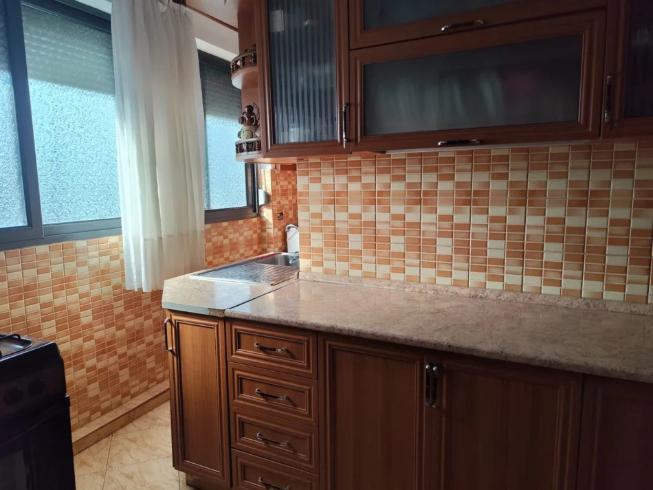 Tirane, shitet apartament 1+1 Kati 5, 80.000 € (Shkolla e Bashkuar)