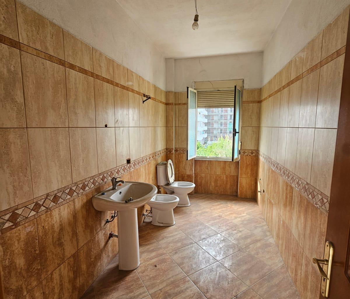đą OBJEKT MULTIFUNKSIONAL PĂR SHITJE â BUZĂ RRUGE KRYESORE,