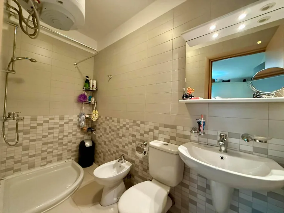 Tirane, vendesi appartamento 2+1 Piano 3, 95 m² 212.000 € (CITTÀ STUDENTI)