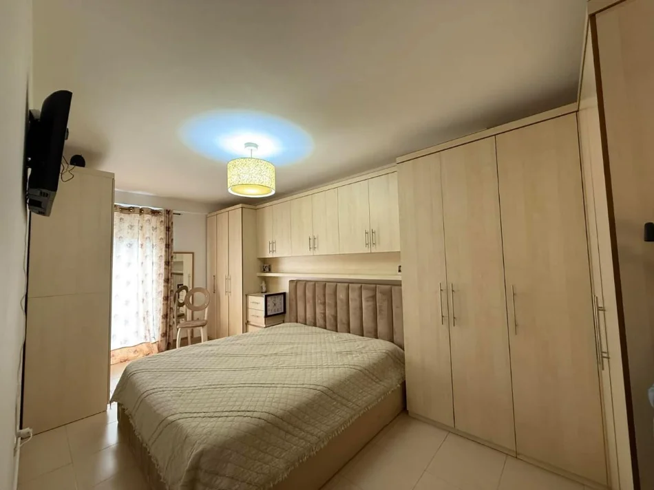 Tirane, vendesi appartamento 2+1 Piano 3, 95 m² 212.000 € (CITTÀ STUDENTI)