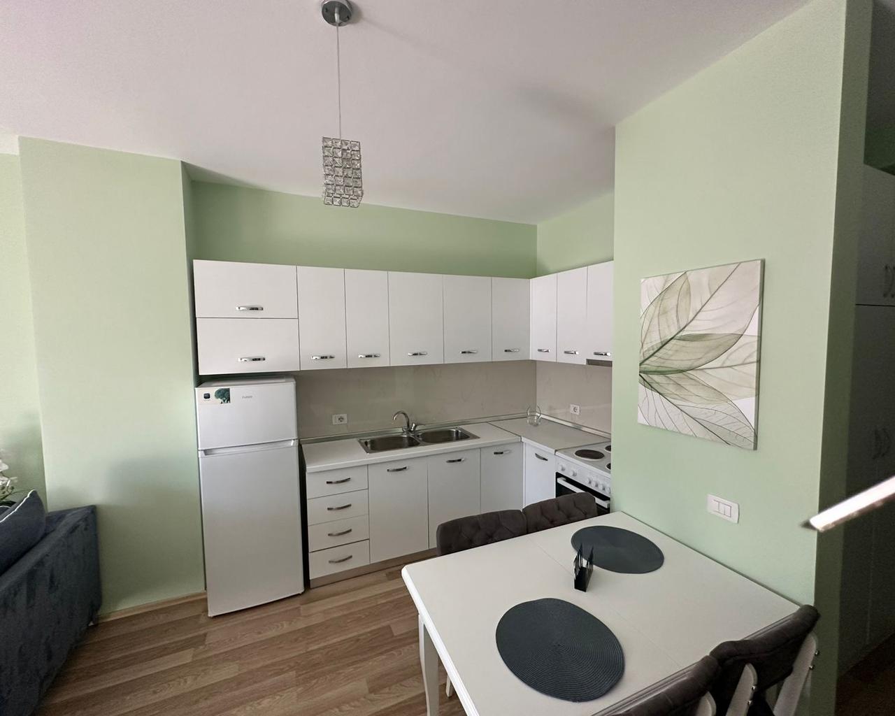 Appartamento 1+1 con cortile, di fronte a Toptani