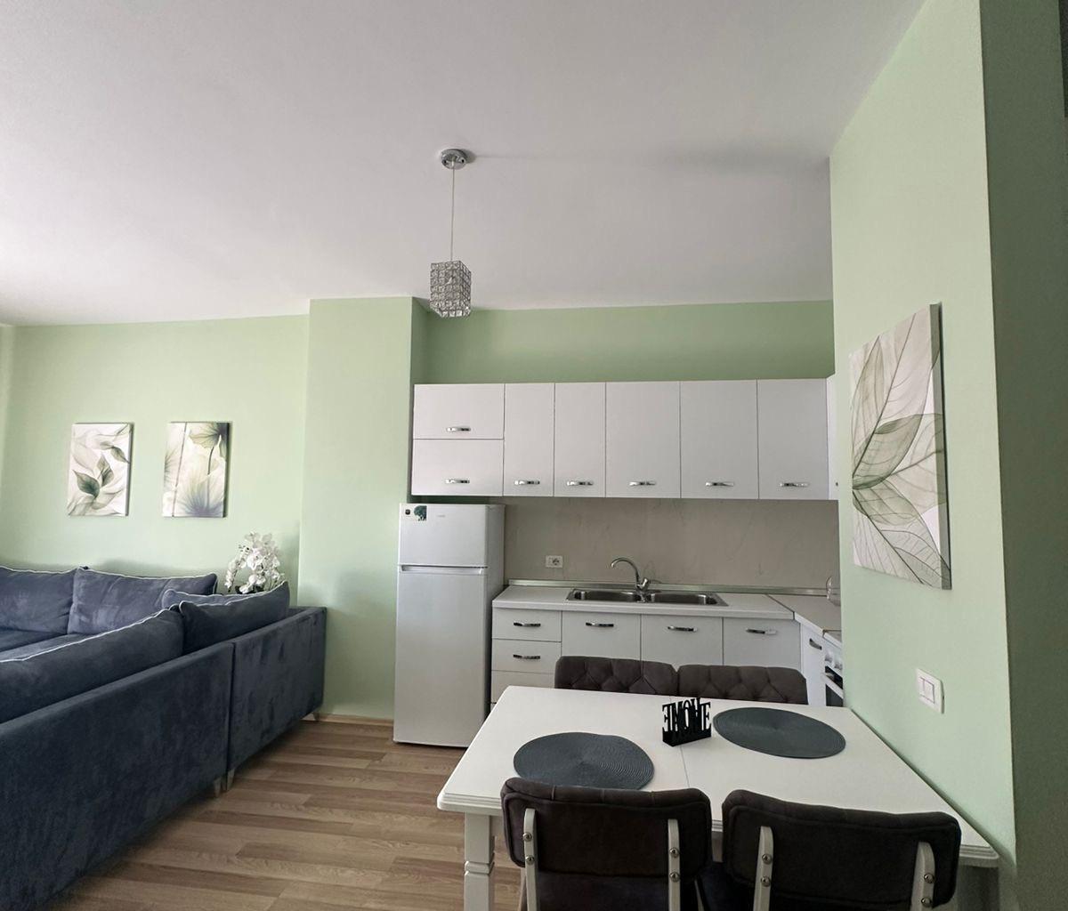 Appartamento 1+1 con cortile, di fronte a Toptani