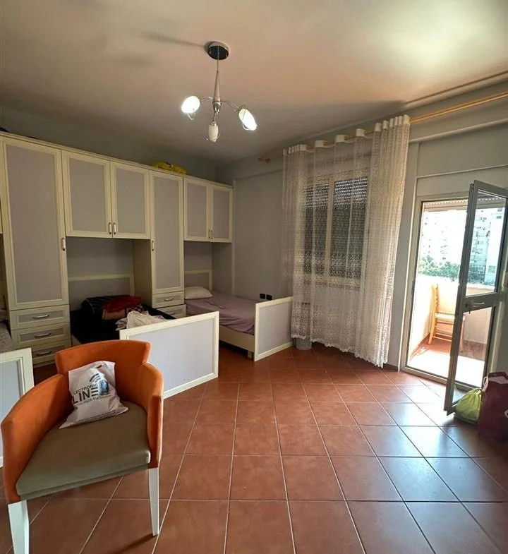 Tirane, vendesi appartamento 2+1 Piano 3, 117 m² 293.000 € (VIA KAVAJES)