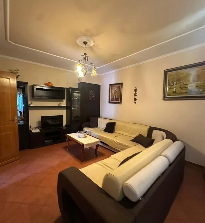 Tirane, vendesi appartamento 2+1 Piano 3, 117 m² 293.000 € (VIA KAVAJES)