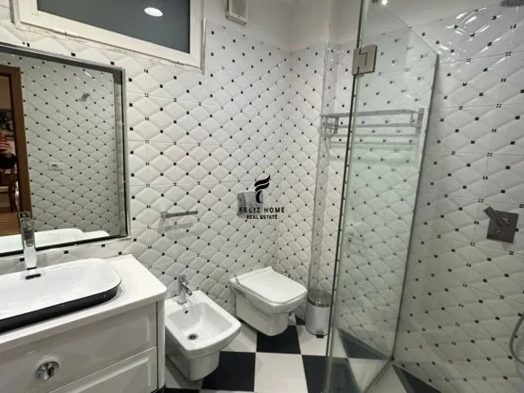 Tirane, affitto con cortile appartamento 2+1+Balcone Piano 3, 110 m² 900 € (MINE PEZA)