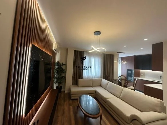 Tirane, affitto con cortile appartamento 2+1+Balcone Piano 3, 110 m² 900 € (MINE PEZA)