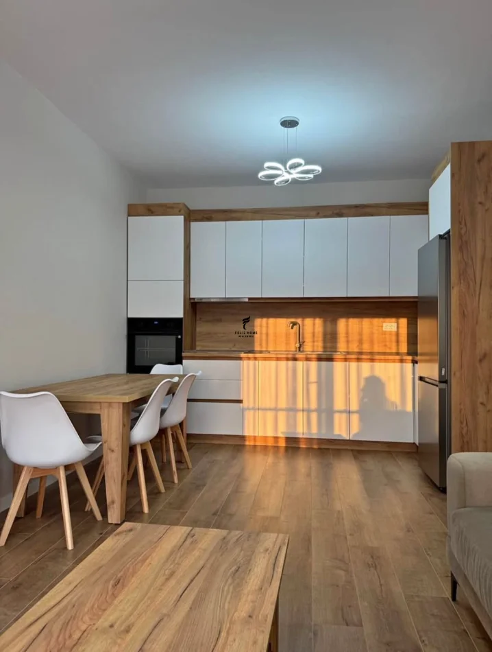 Tirane, affitto appartamento 2+1 Piano 4, 85 m² 550 € (UNIVERS CITY)