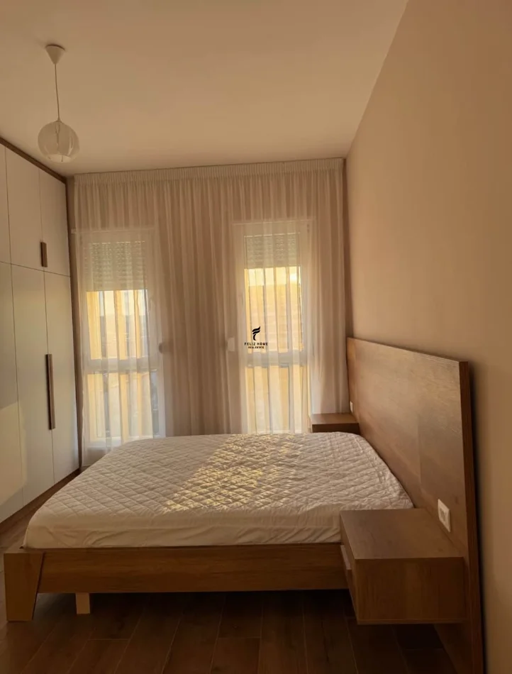 Tirane, affitto appartamento 2+1 Piano 4, 85 m² 550 € (UNIVERS CITY)