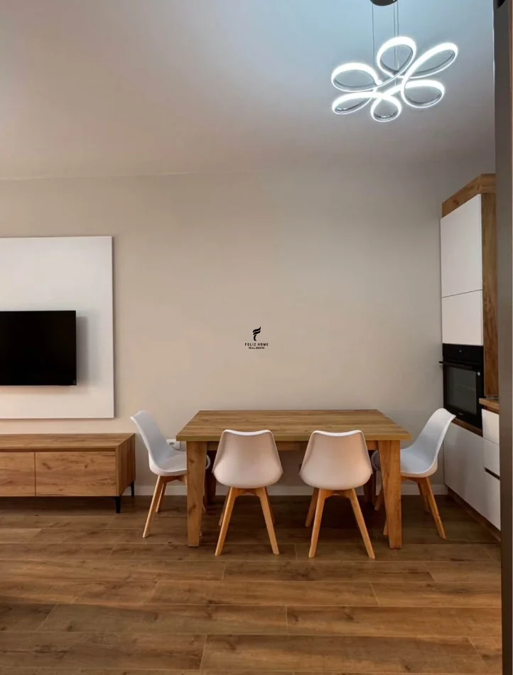 Tirane, affitto appartamento 2+1 Piano 4, 85 m² 550 € (UNIVERS CITY)