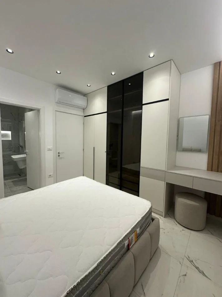 Tirane, affitto appartamento 2+1 al 6° piano, 80 m² 750 € (LAPRAKE)