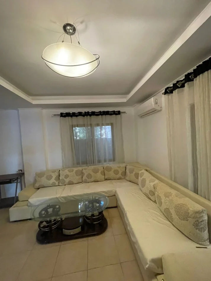 Tirane, jepet me qera apartament 2+1 Kati 1, 90 m² 500 € (JORDAN MISJA)