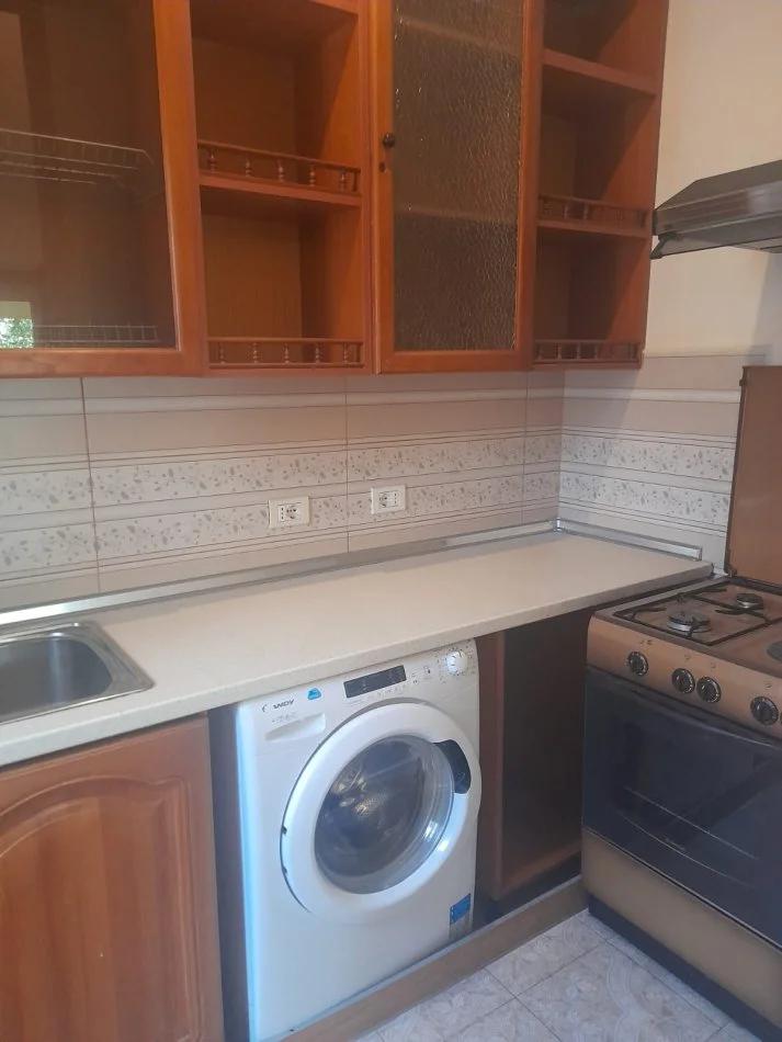 Tirane, affitto appartamento 2+1 Piano 3, 130 m² 600 € (COMUNE DI PARISIT)