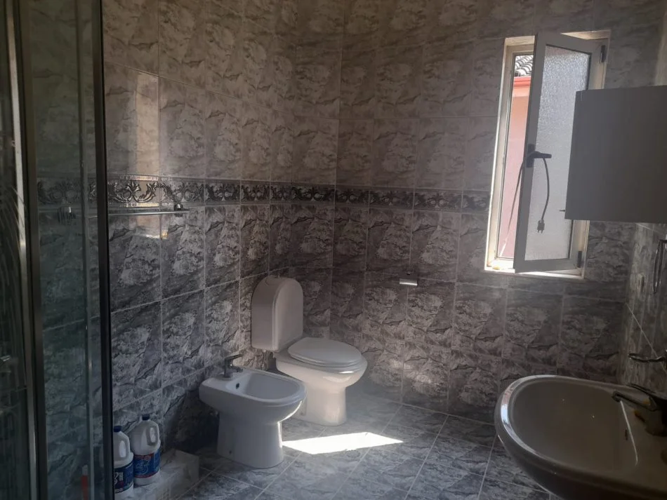 Tirane, affitto appartamento 2+1 Piano 3, 130 m² 600 € (COMUNE DI PARISIT)