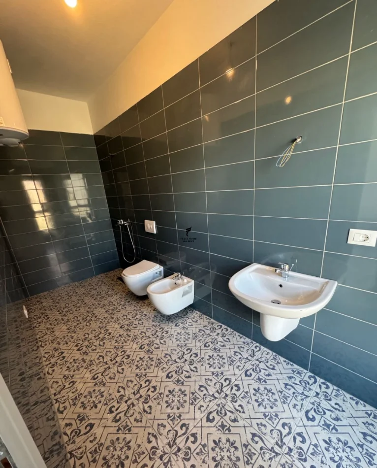 Tirana, affitto appartamento 1+1 al primo piano, 64 m² a 400 € (LAPRAKE)