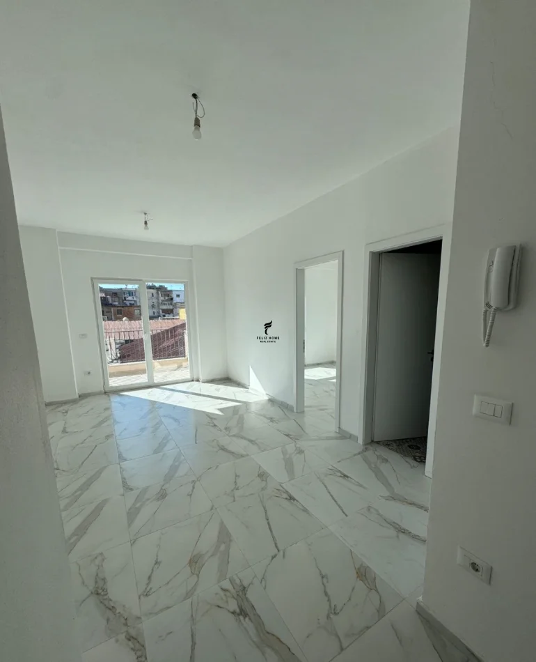 Tirana, affitto appartamento 1+1 al primo piano, 64 m² a 400 € (LAPRAKE)