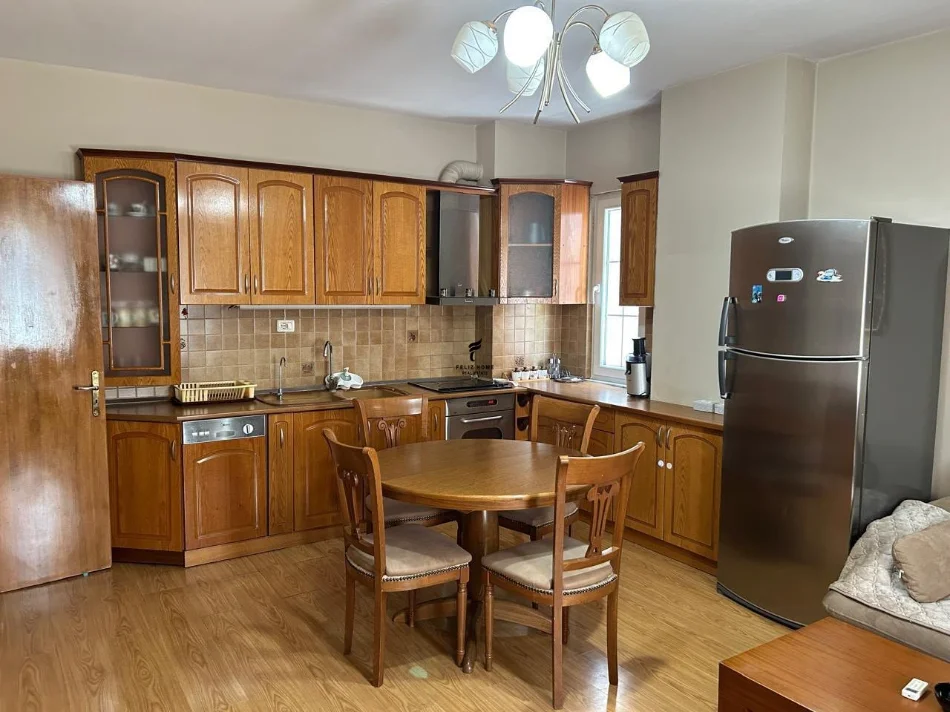 Tirane, affitto appartamento 2+1 Piano 2, 100 m² 600 € (VIA DELL'ELBASAN)