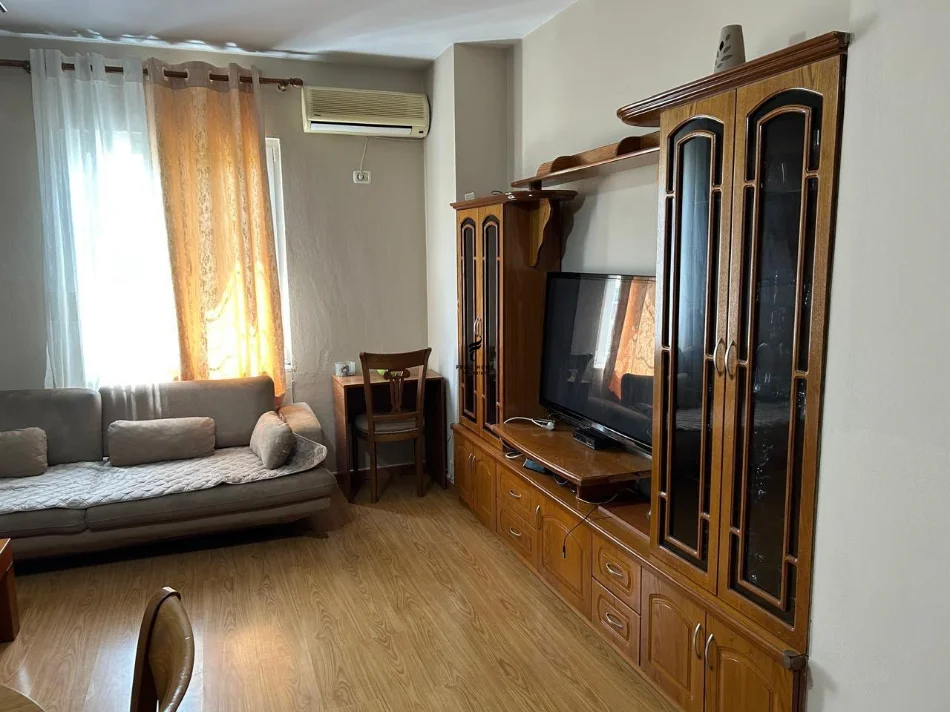 Tirane, affitto appartamento 2+1 Piano 2, 100 m² 600 € (VIA DELL'ELBASAN)