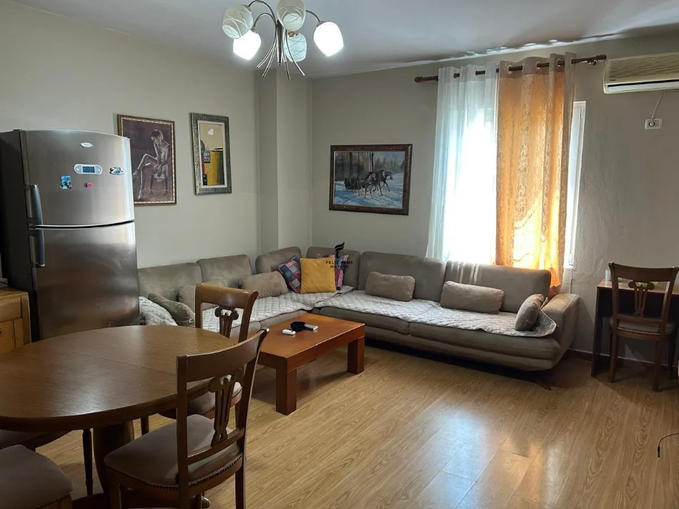 Tirane, affitto appartamento 2+1 Piano 2, 100 m² 600 € (VIA DELL'ELBASAN)