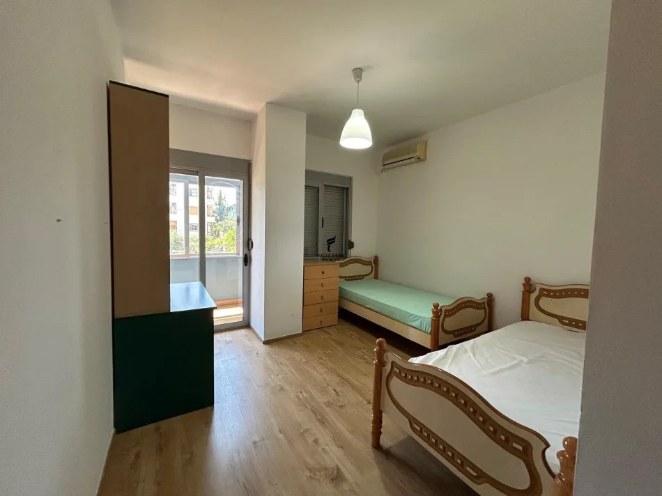 Tirane, affitto appartamento 2+1 Piano 2, 100 m² 600 € (VIA DELL'ELBASAN)