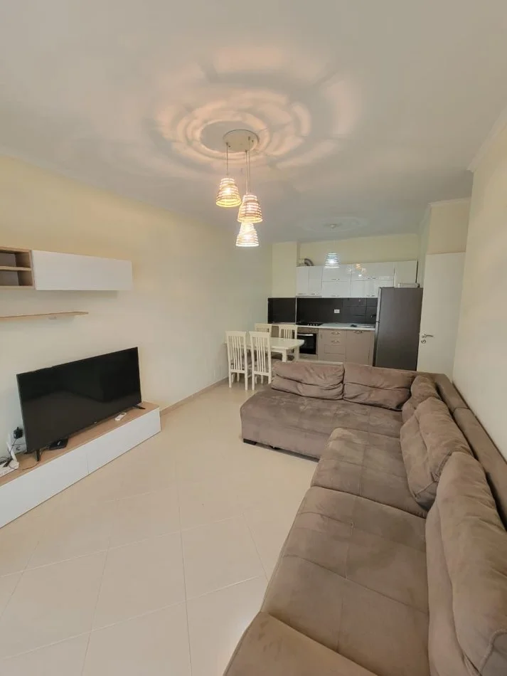 Tirane, affitto mensile appartamento 2+1+Balcone Piano 7, 112 m² 800 € (COMUNE DI PARISIT)