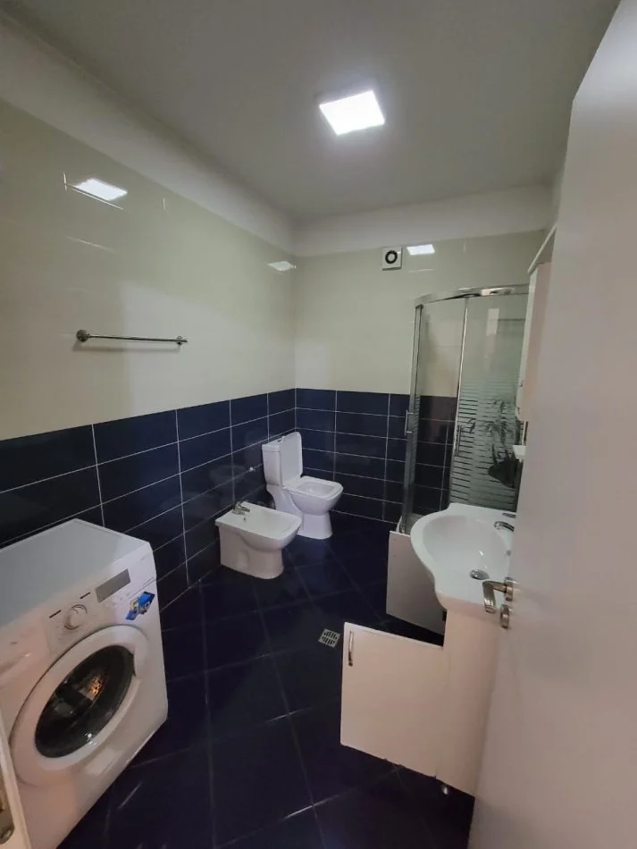 Tirane, affitto mensile appartamento 2+1+Balcone Piano 7, 112 m² 800 € (COMUNE DI PARISIT)