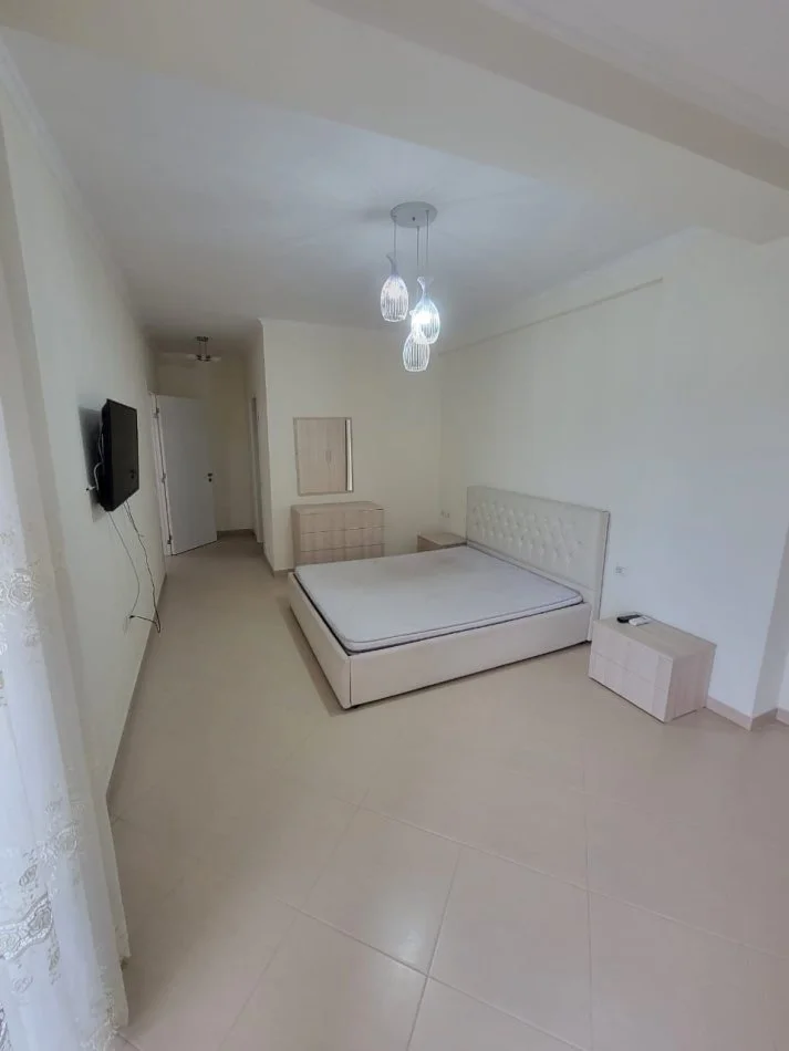 Tirane, affitto mensile appartamento 2+1+Balcone Piano 7, 112 m² 800 € (COMUNE DI PARISIT)