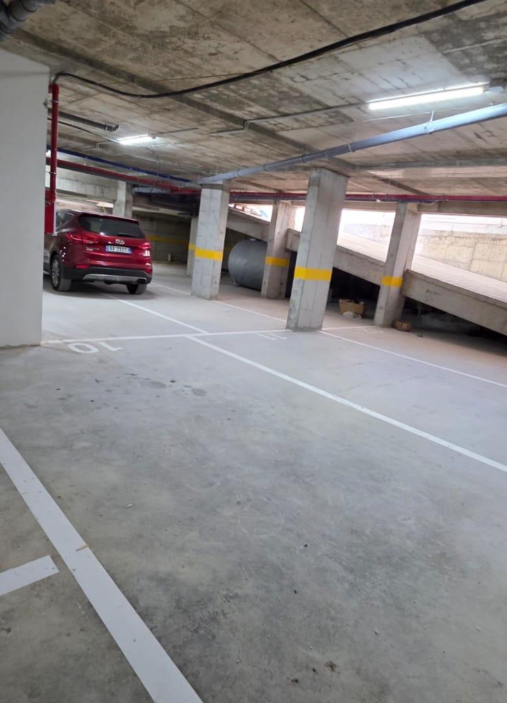 20369734 đ Posti auto 3 in parcheggio â Sauk i VjetĂ«r, Tirana