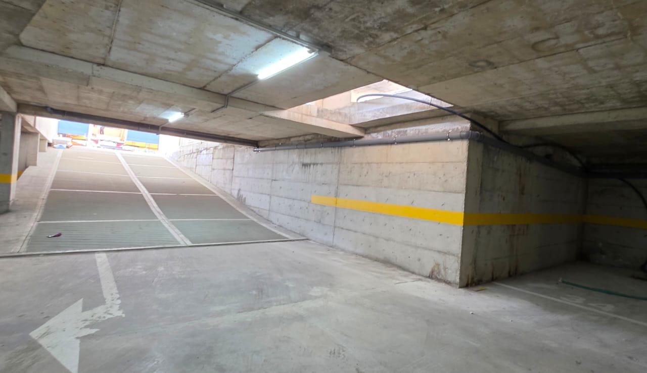 20369734 đ Posti auto 3 in parcheggio â Sauk i VjetĂ«r, Tirana