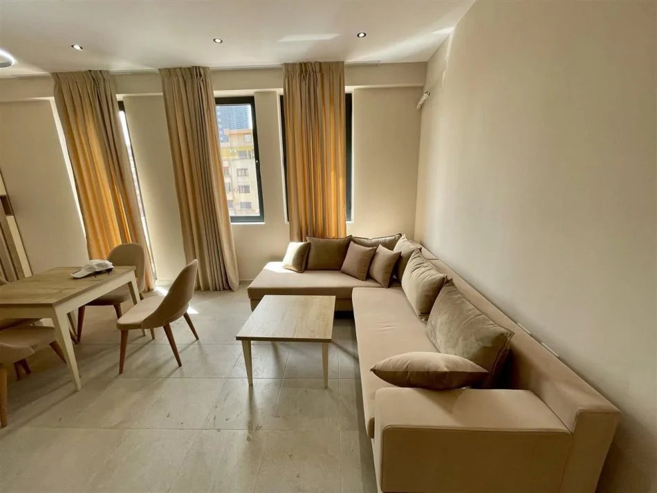 Tirano, affitto appartamento 1+1 con balcone al settimo piano, 70 m², 700 € (VIA DELLE BARRICATE)