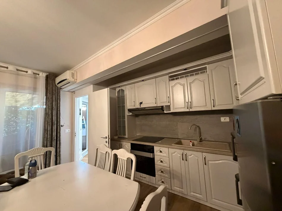 Tirane, affitto appartamento 1+1 Piano 1, 70 m² 500 € (BRRYLI)