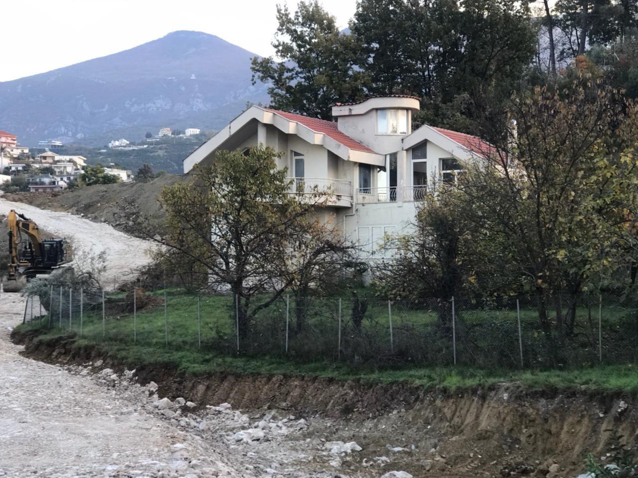 Vile a 2 piani con ipoteca in vendita
