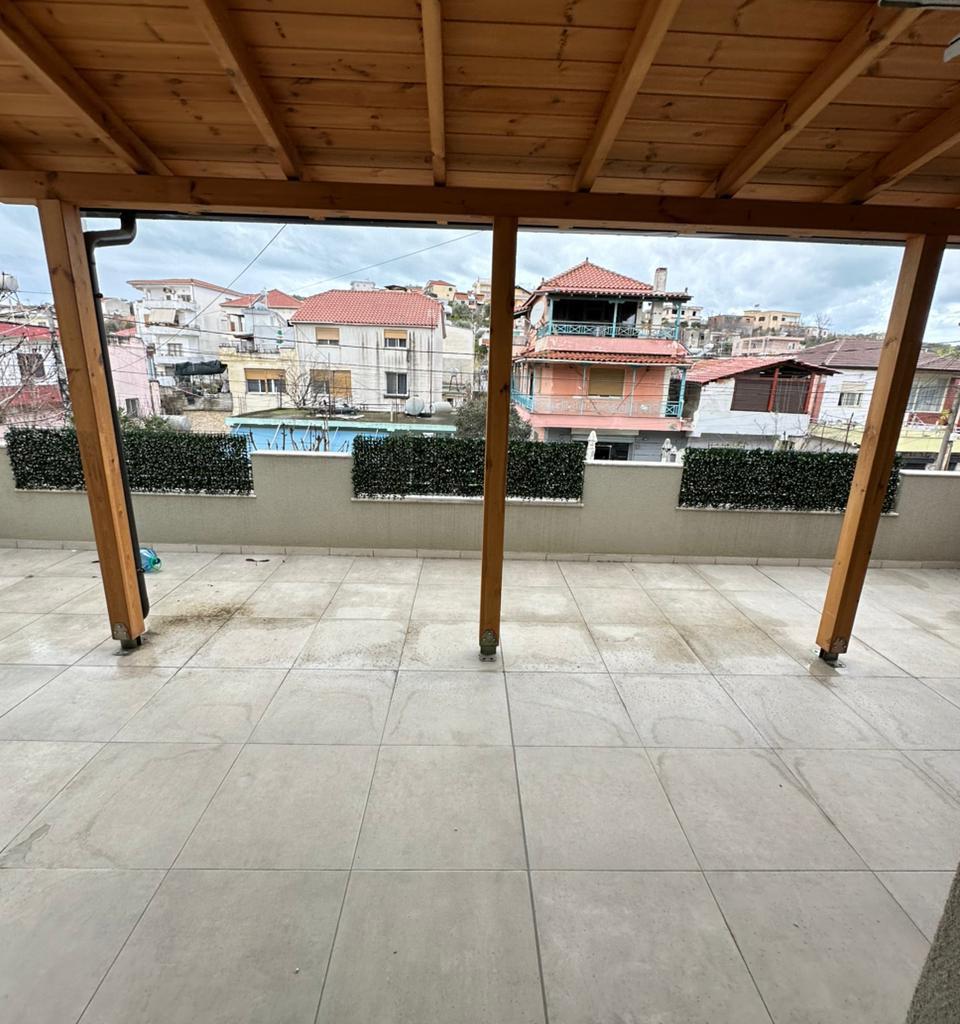 JEPET ME QERA KATI I DYTË I NJË VILE PRIVATE PRANE SPITALIT