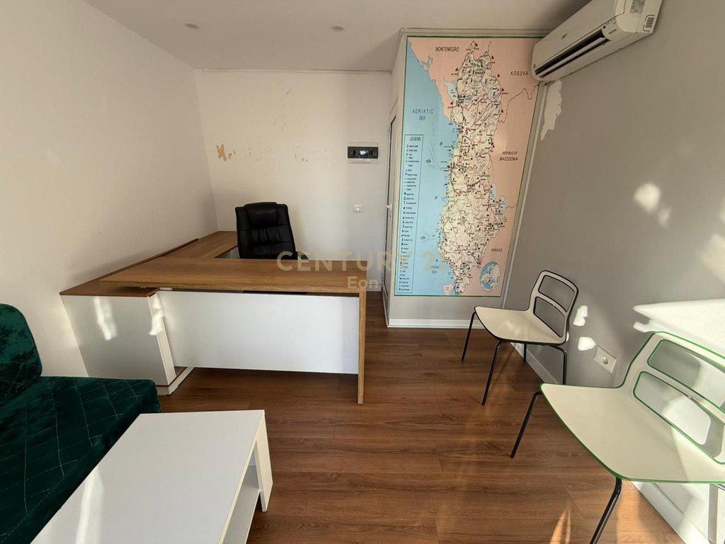 Locale Commerciale in Via Principale in Affitto sul Lungomare, Durazzo