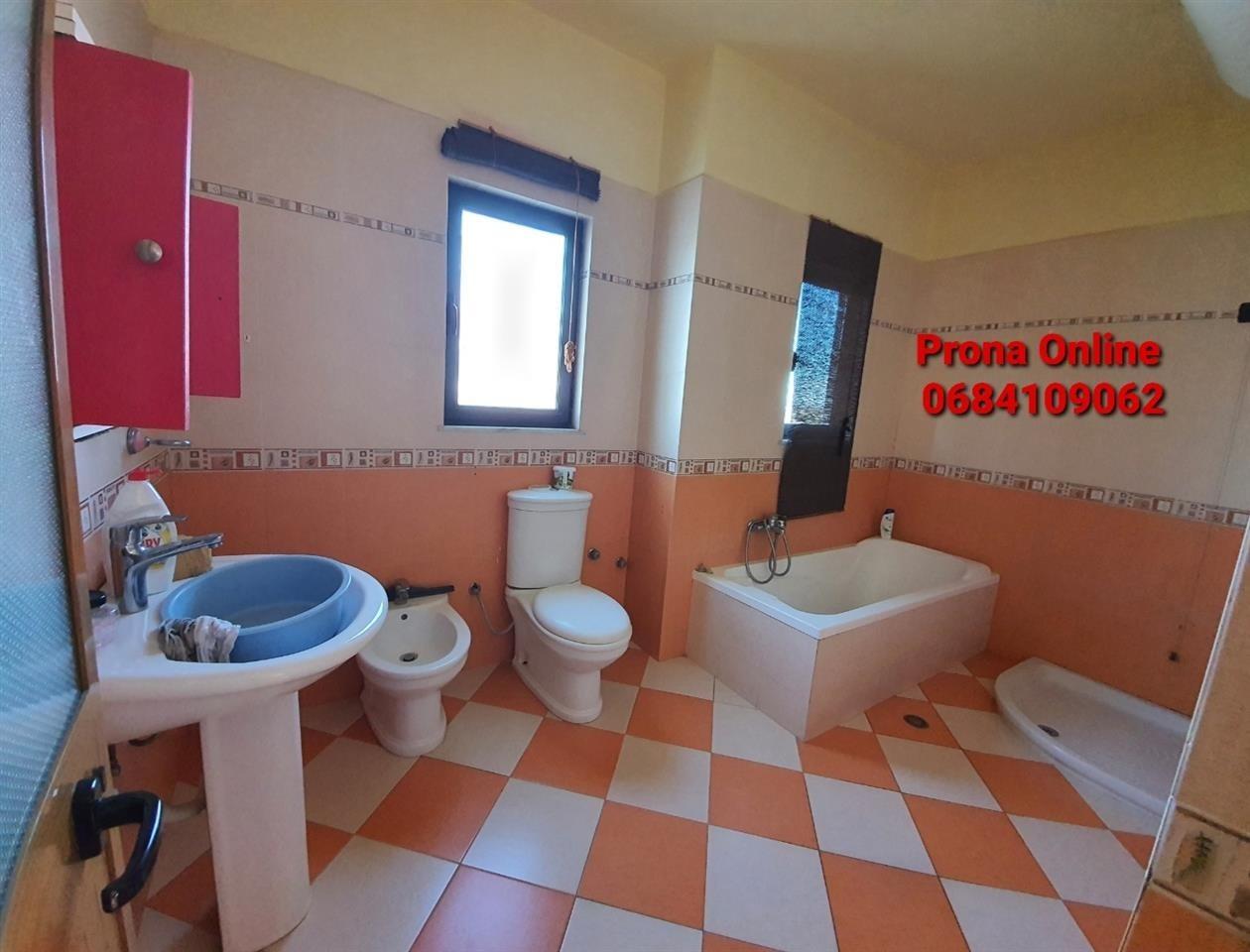 Jepet me QERA edificio di 2 piani per uffici e parcheggio 1.700 m2