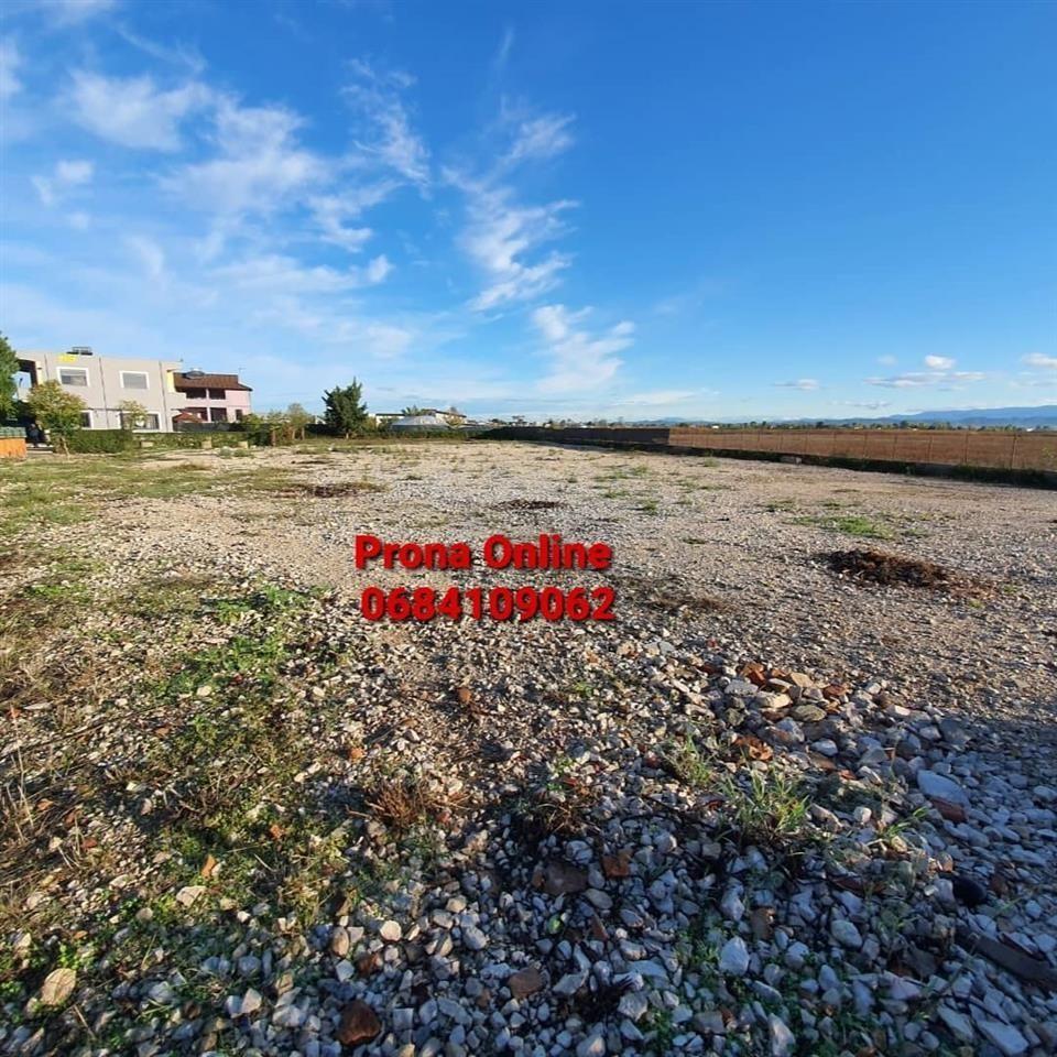 Jepet me QERA edificio di 2 piani per uffici e parcheggio 1.700 m2