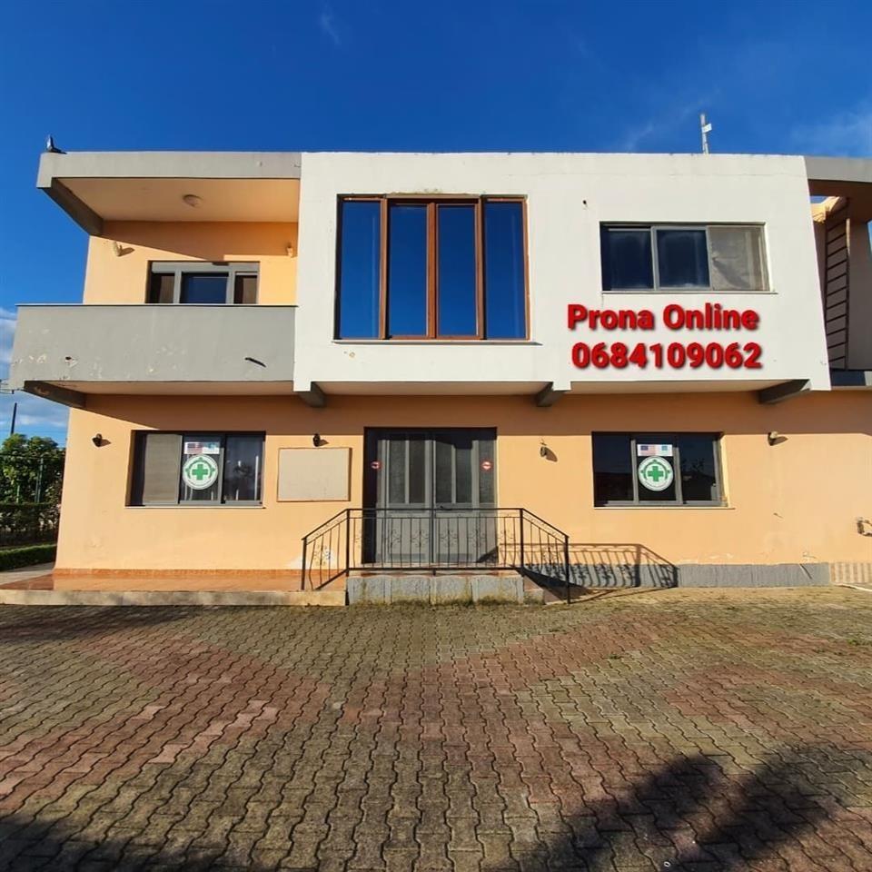 Jepet me QERA edificio di 2 piani per uffici e parcheggio 1.700 m2