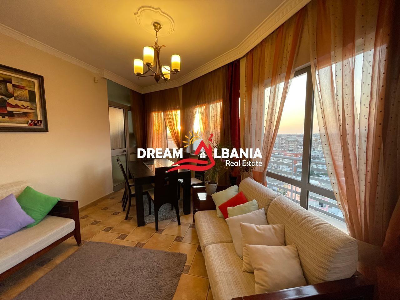 Jepet me qera Penthouse 3+1+2 me verande tek Zogu i Zi