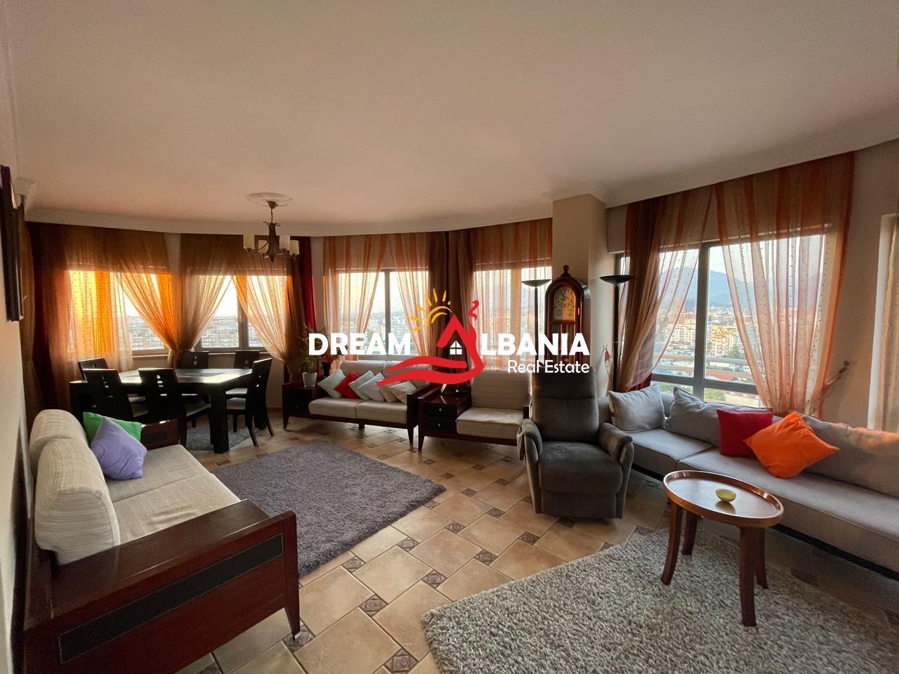 Jepet me qera Penthouse 3+1+2 me verande tek Zogu i Zi