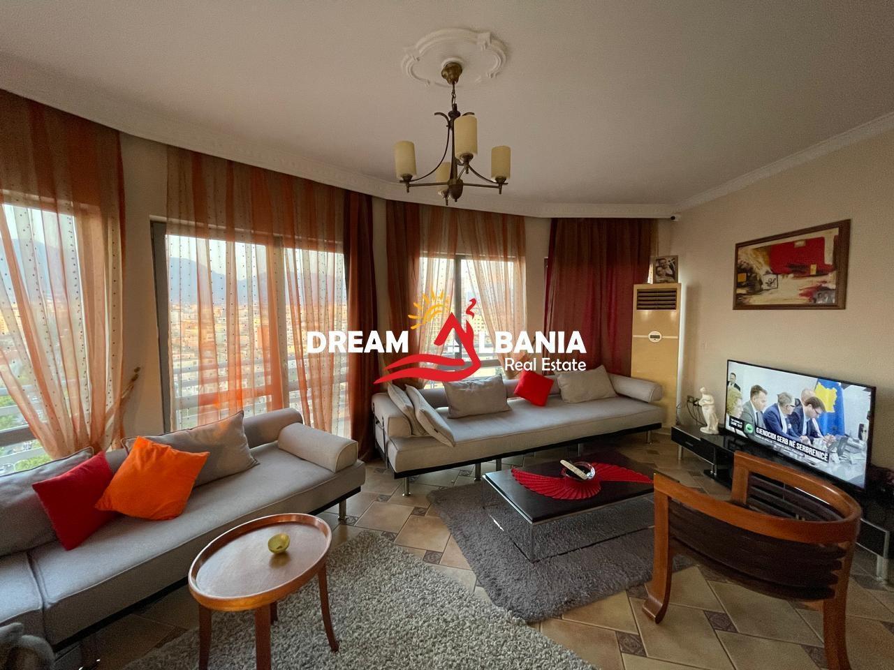Jepet me qera Penthouse 3+1+2 me verande tek Zogu i Zi