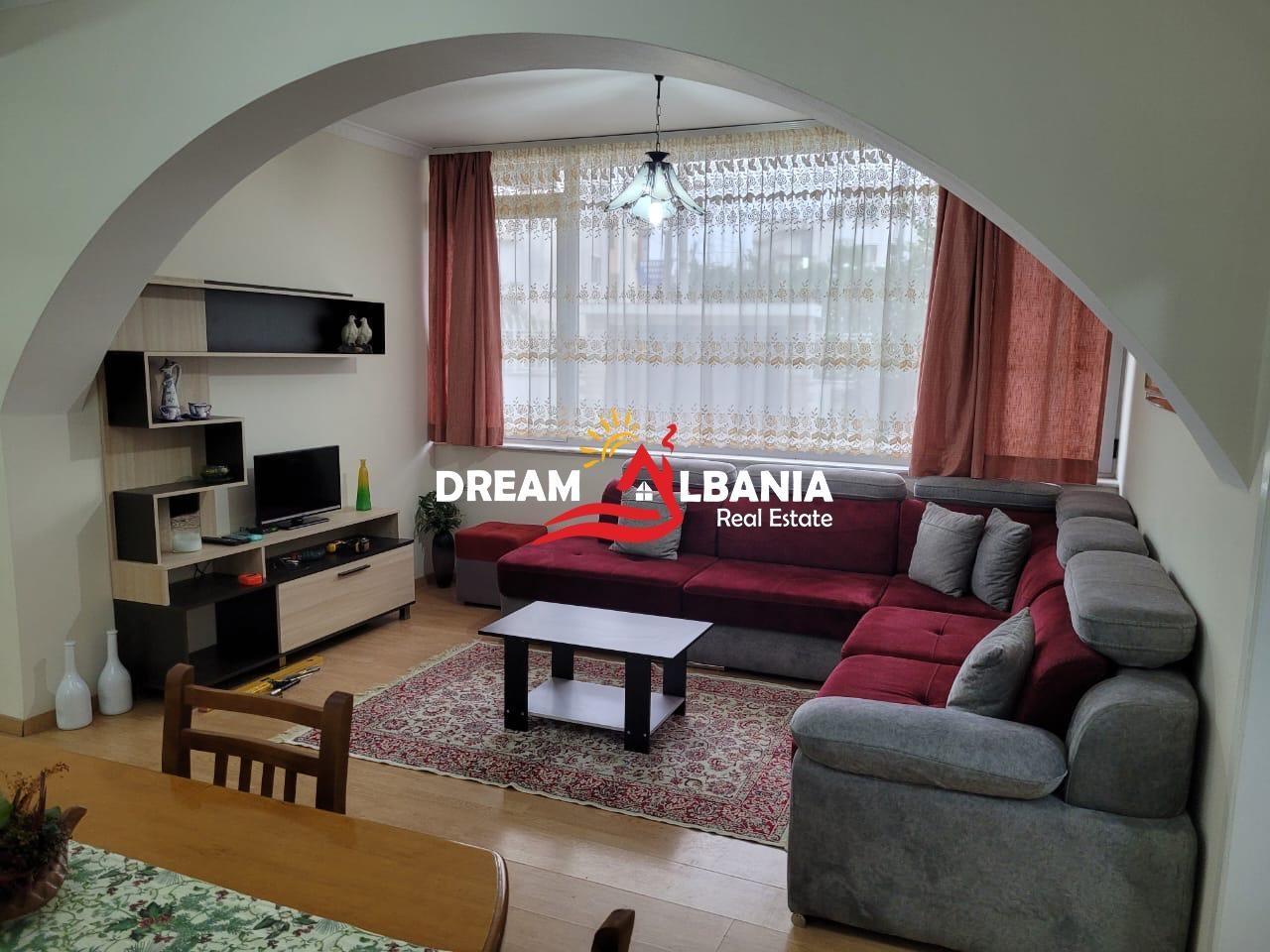 Affittasi 3+1+2 piani di una villa in zona 21 Dhjetori