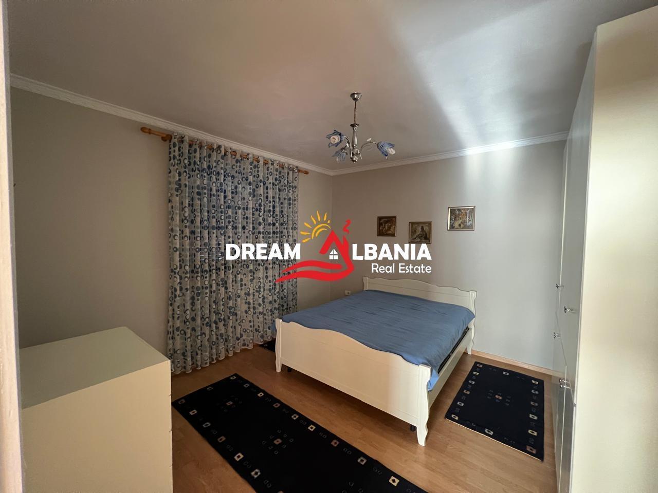 Affittasi 3+1+2 piani di una villa in zona 21 Dhjetori