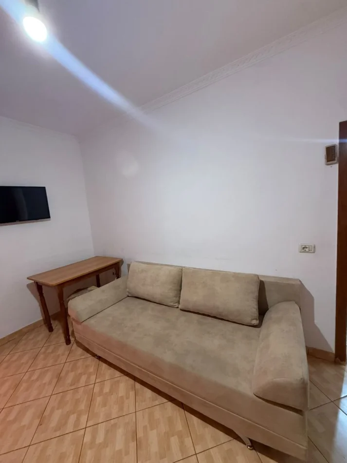 Tirane, jepet me qera apartament 1+1 Kati 3, 60 m² 400 € (Xhamlliku)