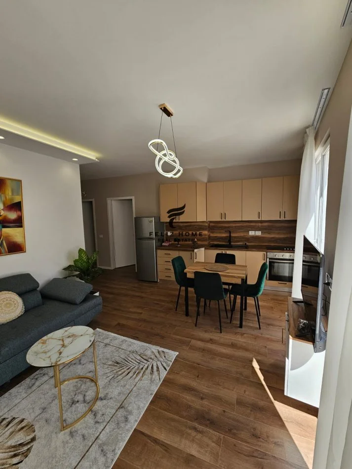 Tirane, appartamento in affitto, 2+1, Piano 3, 107 m², 1.000 € (VIA BARRICATE)